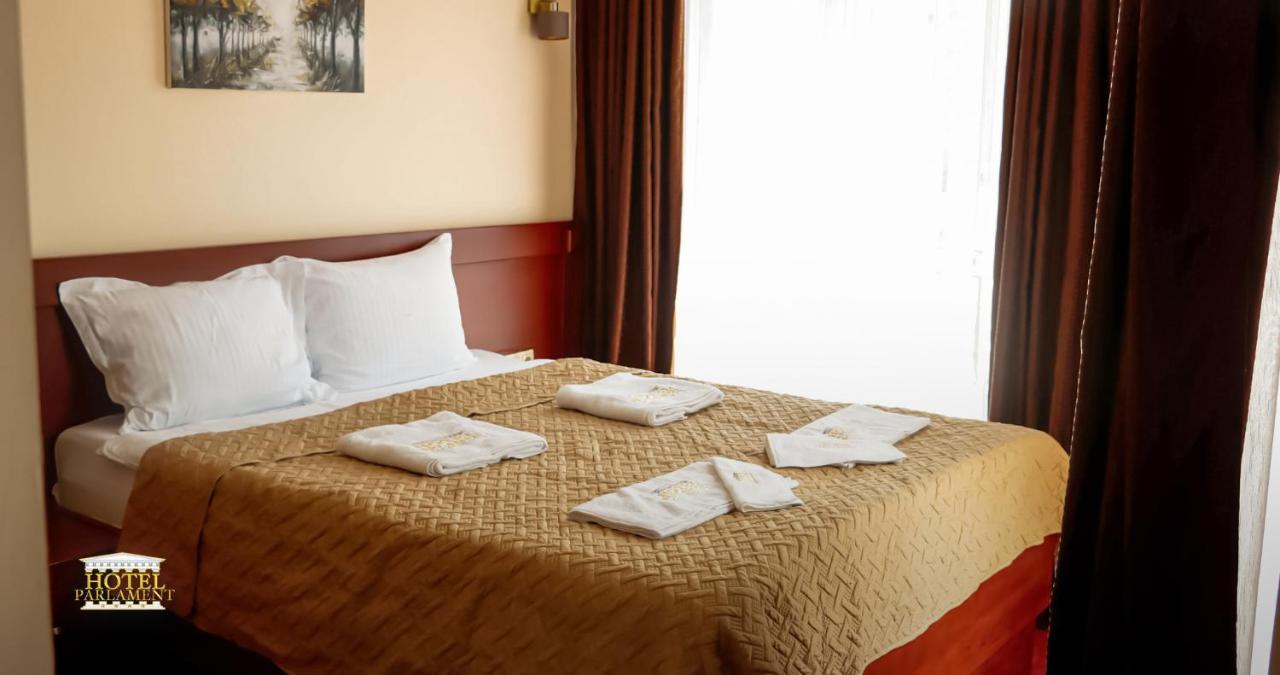 Hotel Parlament Pristina Exterior photo