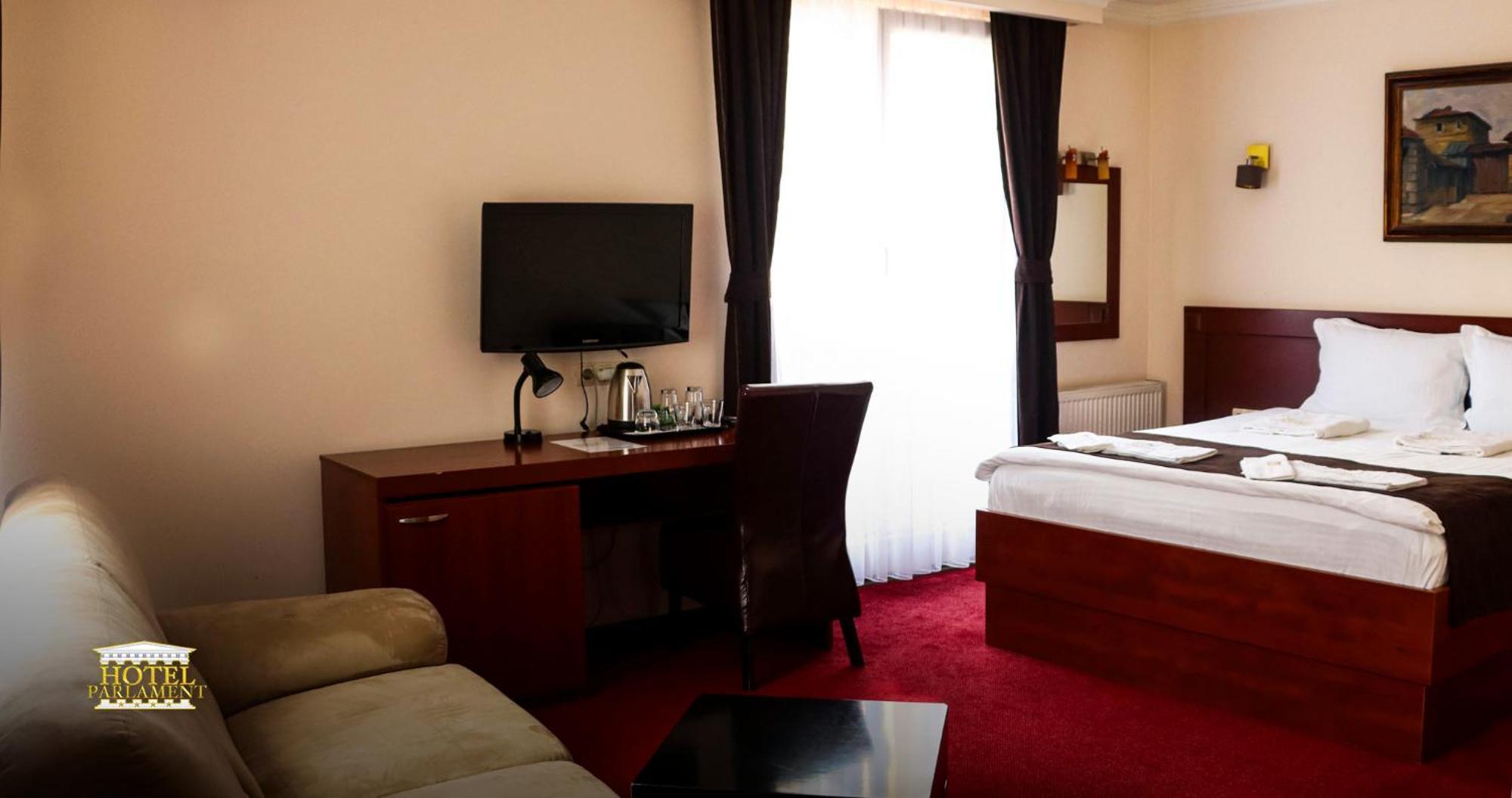 Hotel Parlament Pristina Exterior photo