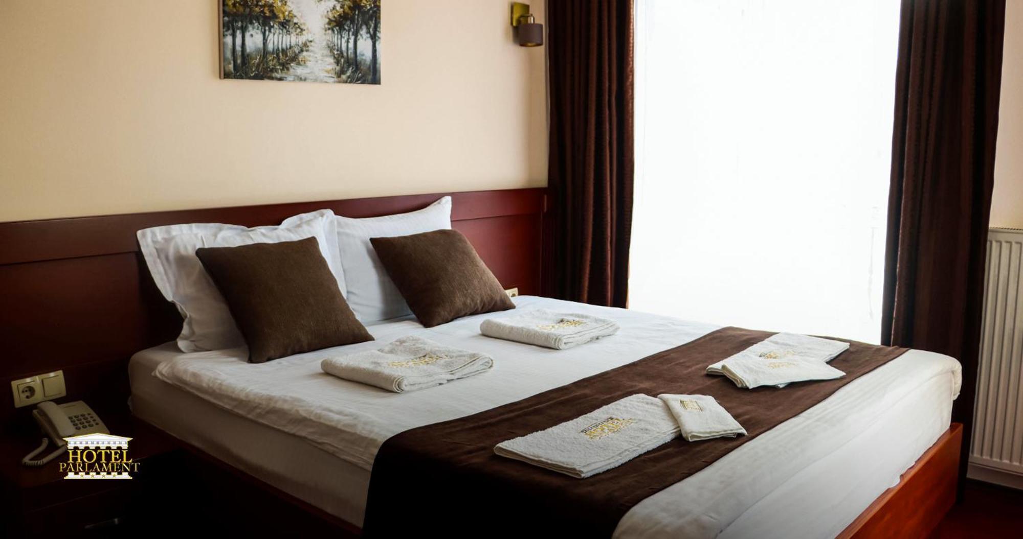 Hotel Parlament Pristina Exterior photo
