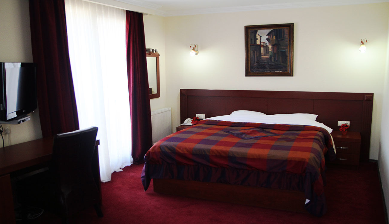 Hotel Parlament Pristina Exterior photo