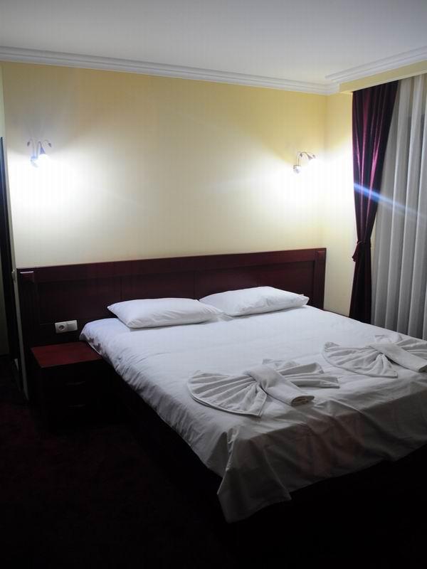 Hotel Parlament Pristina Exterior photo